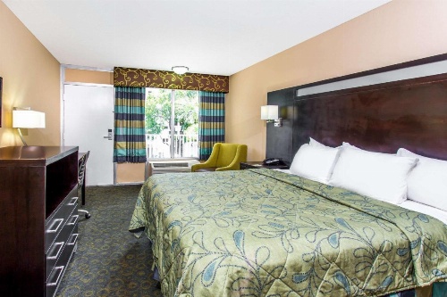 Days Inn by Wyndham Fort Lauderdale Airport Cruise Port image 12