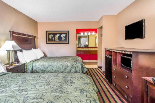 Days Inn by Wyndham Fort Lauderdale Airport Cruise Port image 15
