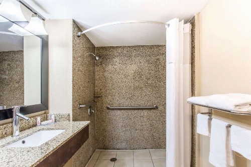 Days Inn by Wyndham Fort Lauderdale Airport Cruise Port image 16
